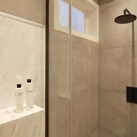 New! 2024 - The Canal Bridge Bed & Breakfast Amsterdam