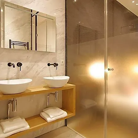 New! 2024 - The Canal Bridge Guest house Amsterdam